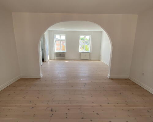 Flot renoveret 3-værelses på 97 m2 med stort, grønt gårdmiljø – tæt på Havnefronten, Nordkraft og gågaden