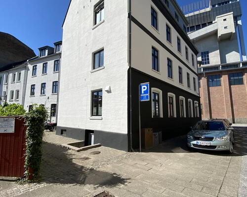 Flot renoveret 3-værelses på 97 m2 med stort, grønt gårdmiljø – tæt på Havnefronten, Nordkraft og gågaden
