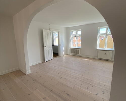 Flot renoveret 3-værelses på 97 m2 med stort, grønt gårdmiljø – tæt på Havnefronten, Nordkraft og gågaden