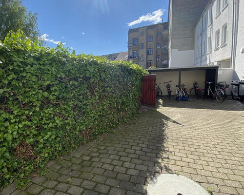 Flot renoveret 3-værelses på 97 m2 med stort, grønt gårdmiljø – tæt på Havnefronten, Nordkraft og gågaden
