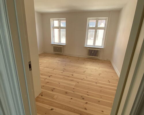 Flot renoveret 3-værelses på 97 m2 med stort, grønt gårdmiljø – tæt på Havnefronten, Nordkraft og gågaden