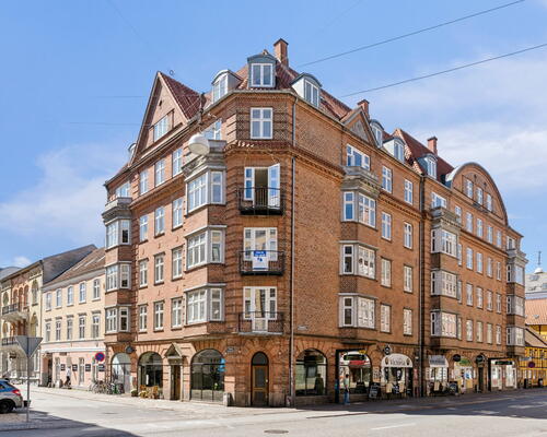 Lys og delevenlig 3-værelses på 89 m2 ved gågade og havnefront – nyt HTH-køkken og fransk altan