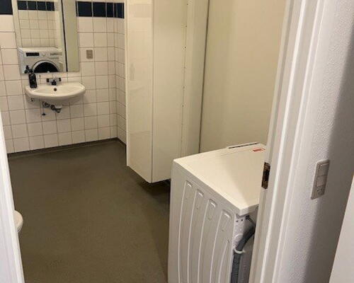 Lys og tilgængelig 2-værelses på 70 m2 nær Aalborg Storcenter – elevator, parkering og egen kombi vask/tør