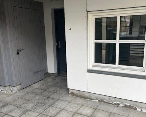 Lys og tilgængelig 2-værelses på 70 m2 nær Aalborg Storcenter – elevator, parkering og egen kombi vask/tør