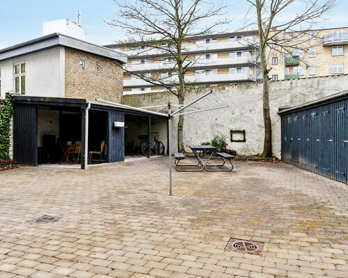 Hyggelig 3-værelses med åbent køkken, franske døre og gårdmiljø – tæt på Aalborg Centrum