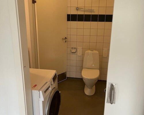 Lys og tilgængelig 2-værelses på 70 m2 nær Aalborg Storcenter – elevator, parkering og egen kombi vask/tør