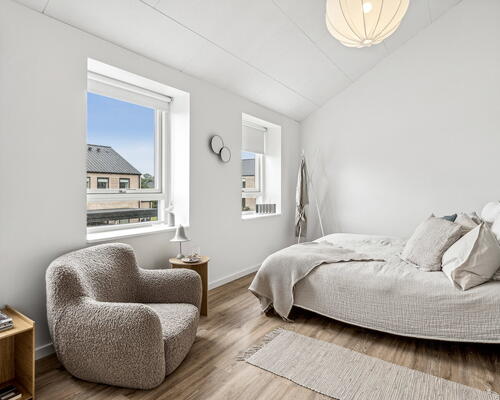 Moderne 4-vær. rækkehus i Jasminparken – 115 m2, to badeværelser, terrasser og dobbelt carport