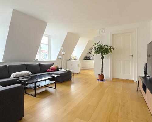 Rummelig lejlighed i to plan i hjertet af København