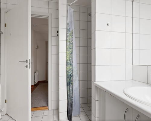 Lys og rummelig 3-værelses med charmerende skråvægge, fransk altan og moderne bekvemmeligheder – 94 m2