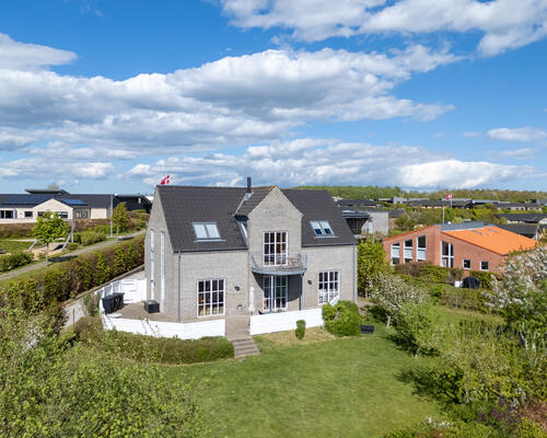 Lys arkitekttegnet villa med ugeneret udsigt over det åbne landskab