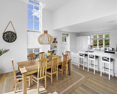Lys arkitekttegnet villa med ugeneret udsigt over det åbne landskab