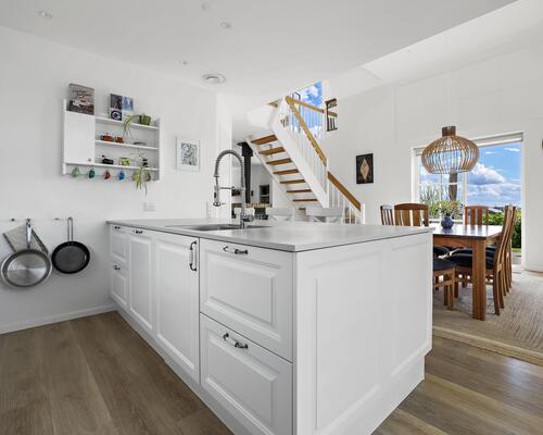 Lys arkitekttegnet villa med ugeneret udsigt over det åbne landskab