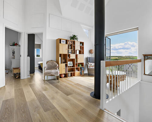 Lys arkitekttegnet villa med ugeneret udsigt over det åbne landskab