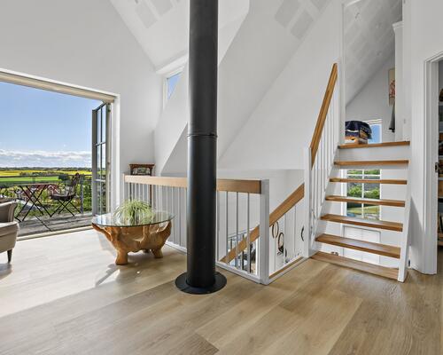 Lys arkitekttegnet villa med ugeneret udsigt over det åbne landskab