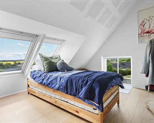 Lys arkitekttegnet villa med ugeneret udsigt over det åbne landskab