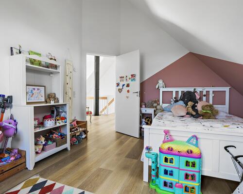 Lys arkitekttegnet villa med ugeneret udsigt over det åbne landskab
