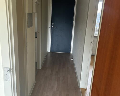 Lys 2-værelses på 46 m2 med altan, parkering til 200 kr./md. og ladestander