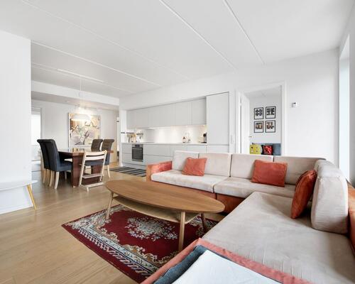 Stilfuld og fuldt møbleret lejlighed med solrig terrasse i attraktive Nordhavn