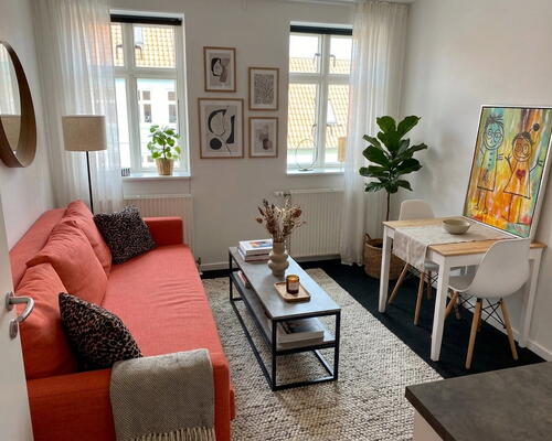 Velindrettet 1-værelses på 30 m2 med lyst opholdsrum og stort badeværelse. Huslejen er inkl. vand og varme.