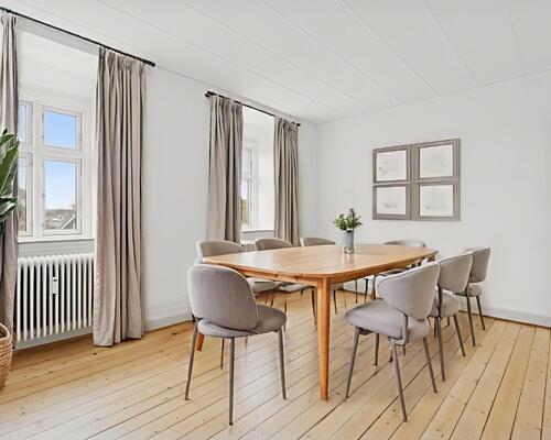 Lys 2-værelses på 54 m2 med plankegulve, udsigt og separat bad/toilet