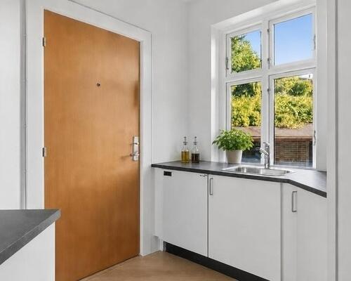 Lys 2-værelses på 54 m2 med plankegulve, udsigt og separat bad/toilet