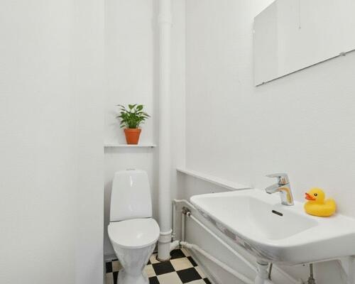 Lys 2-værelses på 54 m2 med plankegulve, udsigt og separat bad/toilet