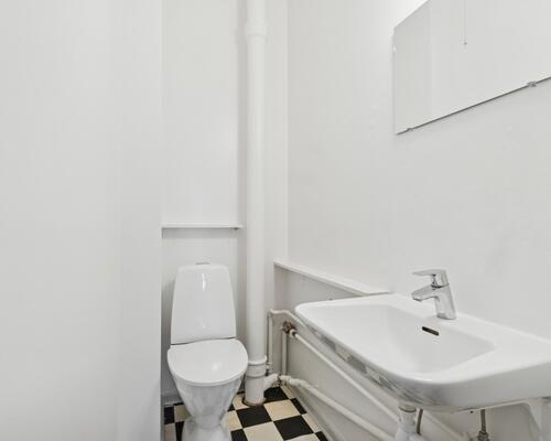Lys 2-værelses på 54 m2 med plankegulve, udsigt og separat bad/toilet