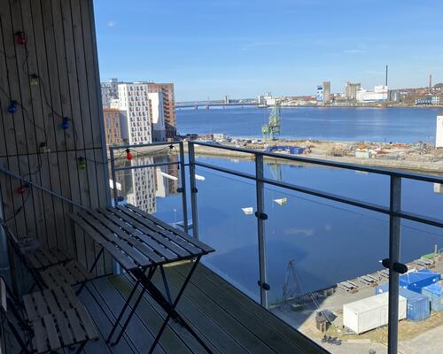 Indbydende treværelses bolig i Aalborgs havneområde