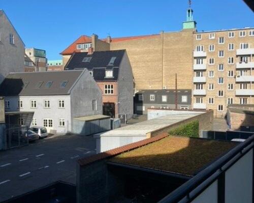 Indbydende lejlighed med altan i Aalborg