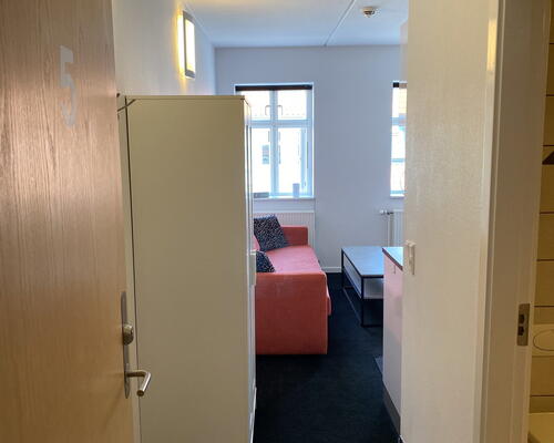 Velindrettet 1-værelses på 30 m2 med lyst opholdsrum og stort badeværelse. Huslejen er inkl. vand og varme.