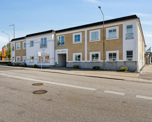 Lys og tilgængelig 2-værelses på 70 m2 nær Aalborg Storcenter – elevator, parkering og egen kombi vask/tør