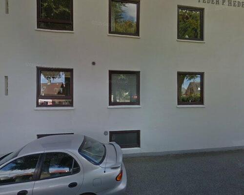 Rummelig og lys lejlighed med altan