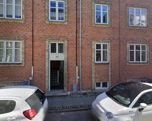 Charmerende 2-værelses lejlighed med fritliggende bjælker