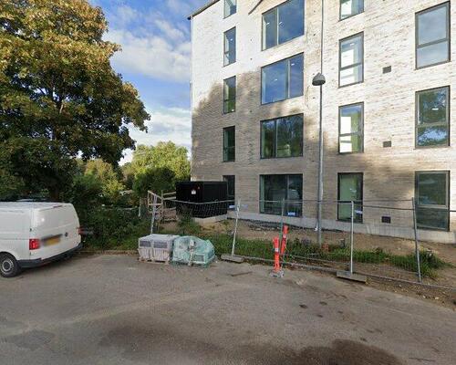 God 3-vær. lejlighed i stuen med egen terrasse! God cental beliggenhed. Gulvvarme og alt i hårde hvidevarer. P plads kan lejes i kælderen.