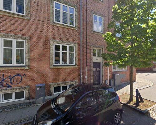 Høj stuelejlighed i Vestbyen - delevenlig