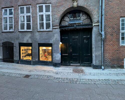Lys og rummelig lejlighed i historisk ejendom – Store Kannikestræde