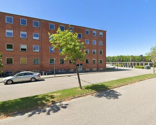 Lys 5-værelses lejlighed og alt i hårde hvidevarer