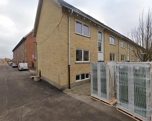 Renoveret 2-værelses lejlighed med altan - tæt ved fjorden