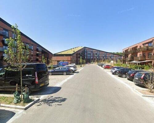 Stor 3 værelses med udgang til hele to altaner