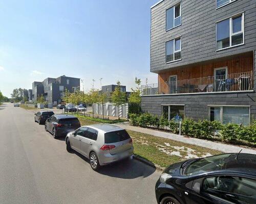 Vestvendt bolig med stor stue og altan