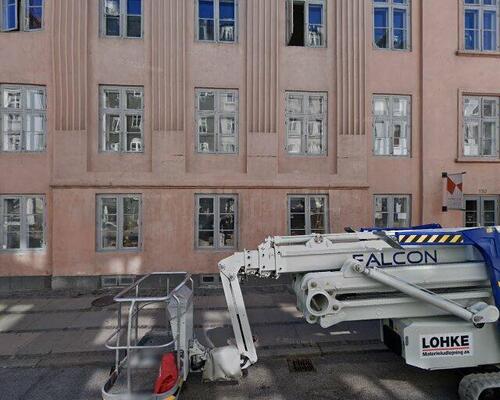 Med 35 m² privat tagterrasse tilbagetrukket fra Store Kongensgade.