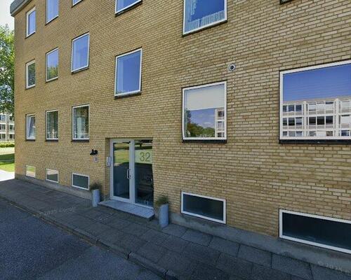 Lys 5-værelses lejlighed med alt i hårde hvidevarer