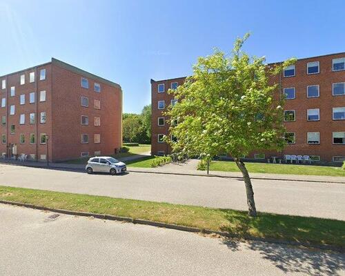 Lys 5-værelses lejlighed med alt i hårde hvidevarer