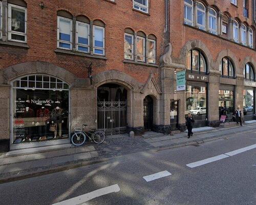 Central 2-værelses på 78 m2 med stor sydvendt altan, fjordkig og elevator - Bemærk! Gratis vask i Vaskeri, med få brugere af Vaskeriet