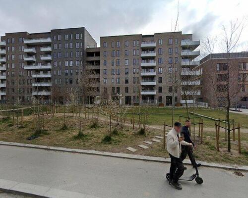 Familievenlig lejlighed med hængende have