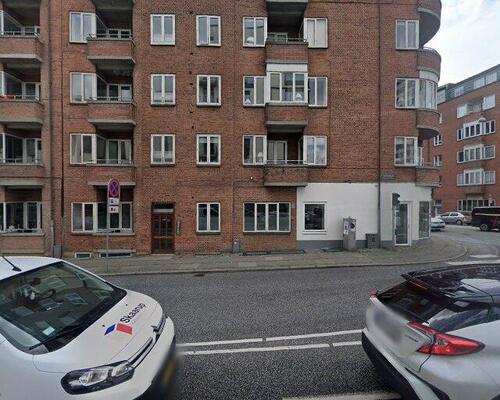 Lys 2-værelses lejlighed med altan og udsigt over Aalborg