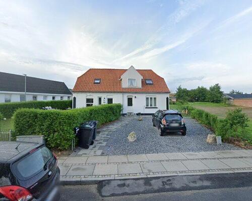 Lyst rækkehus på 109 m2 med have, egen indkørsel og moderne indretning – husdyr tilladt