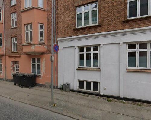 Rummelig 3-værelses lejlighed med fritliggende bjælker