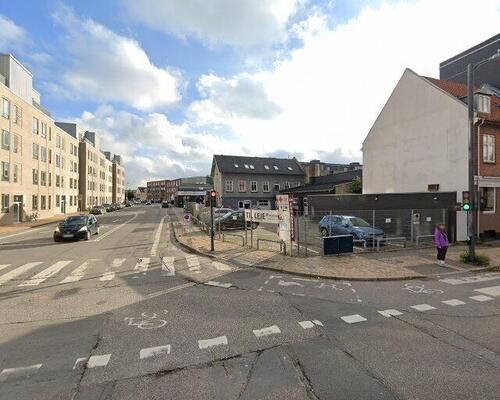 Lys 2-værelses lejlighed på Rugårdsvej med Odenses bedste altan