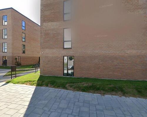 Rummelig 2 værelses med altan